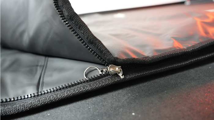 closeup of zipper on higherdose sauna blanket